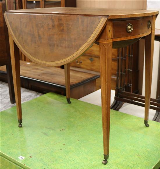 An Edwardian mahogany Pembroke table, with oval top W.81cm
